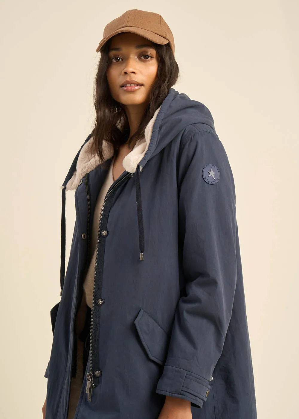 Parka mi-longue en fausse fourrure